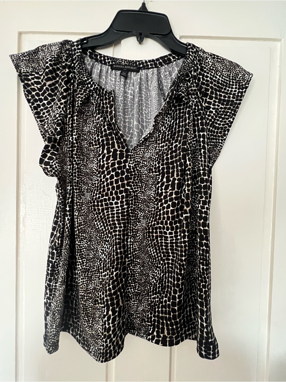 Banana Republic Black, White and Brown Printed V-Neck Cap Sleeve Blouse